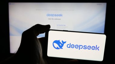 Stuttgart, Almanya - 03-10-2025: Web sayfası önünde ekranda yapay zeka (AI) şirketi DeepSeek 'in logosuna sahip cep telefonu tutan kişi. Telefon ekranına odaklan.