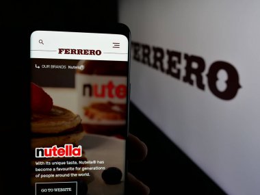 Stuttgart, Almanya - 03-10-2025: İtalyan firması Ferrero International S.A. 'nın internet sayfası olan cep telefonu logosu önünde ekranda. Telefon ekranının merkezine odaklan.