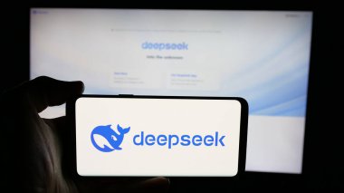 Stuttgart, Almanya - 03-10-2025: Yapay Zeka (AI) şirketi DeepSeek 'in logosuna sahip cep telefonu web sayfası önünde ekranda. Telefon ekranına odaklan.