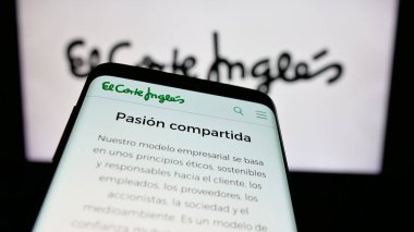Stuttgart, Almanya - 03-10-2025: İnternet sitesinin önünde ekranda İspanyol perakende şirketi El Corte Ingles S.A. 'nın logosunun bulunduğu cep telefonu. Telefon ekranının sol üst kısmına odaklan.