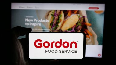 Stuttgart, Almanya - 03-10-2025: ABD 'li Gordon Food Service Inc. (GFS) şirketinin logosunun bulunduğu cep telefonu web sayfası önünde ekranda. Telefon ekranına odaklan.