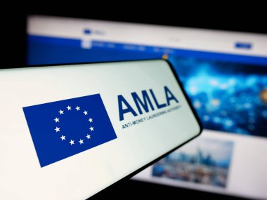 Stuttgart, Almanya - 03-10-2025: Web sitesi önünde ekranda Anti-Para Aklama Kurumu (AMLA) logosu bulunan akıllı telefon. Telefon ekranının soluna odaklan.