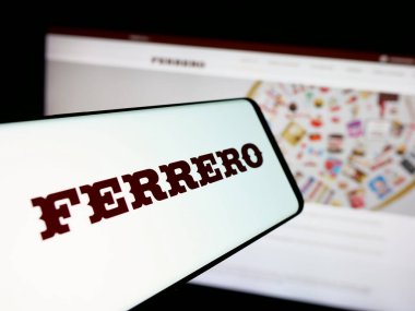 Stuttgart, Almanya - 03-10-2025: İtalyan şirketi Ferrero International S.A. 'nın logolu akıllı telefon web sitesinin önünde ekranda. Telefon ekranının merkez sağına odaklan.
