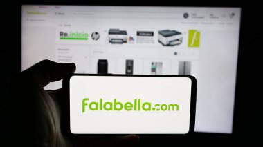 Stuttgart, Almanya - 03-10-2025: Şilili perakende şirketi Falabella S.A. 'nın logosunun bulunduğu cep telefonu web sayfasının önünde. Telefon ekranına odaklan.
