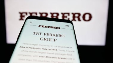 Stuttgart, Almanya - 03-10-2025: İtalyan şirketi Ferrero International S.A. 'nın logosunun yer aldığı cep telefonu web sitesinin önünde ekranda. Telefon ekranının sol üst kısmına odaklan.