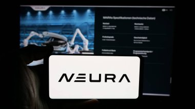 Stuttgart, Almanya - 03-12-2025: Alman robot şirketi NEURA Robotik GmbH 'nin logosunun bulunduğu cep telefonu web sayfası önünde ekranda. Telefon ekranına odaklan.