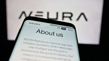 Stuttgart, Almanya - 03-12-2025: Alman robot şirketi NEURA Robotik GmbH 'nin logosuna sahip cep telefonu web sitesinin önünde ekranda. Telefon ekranının sol üst kısmına odaklan.