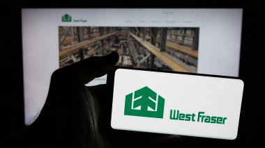 Stuttgart, Almanya - 03-12-2025: Orman şirketi West Fraser Timber Co. Ltd. nin logosu olan cep telefonu web sayfası önünde ekranda. Telefon ekranına odaklan.