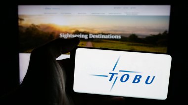 Stuttgart, Almanya - 03-12-2025: Japon iş dünyası Tobu Demiryolu Şirketi Ltd. 'nin logosu olan cep telefonu web sayfasının önünde ekranda. Telefon ekranına odaklan.