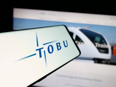 Stuttgart, Almanya - 03-12-2025: Japon iş dünyası Tobu Demiryolu Şirketi logosu içeren akıllı telefon web sitesinin önünde ekranda. Telefon ekranının merkez soluna odaklan.