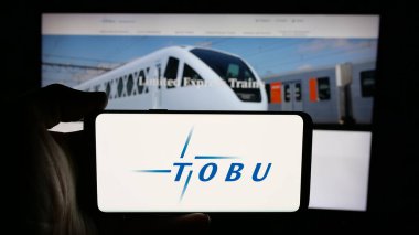 Stuttgart, Almanya - 03-12-2025: Japon iş dünyası Tobu Demiryolu Şirketi Ltd. 'nin logosu olan cep telefonu web sayfasının önünde ekranda. Telefon ekranına odaklan.