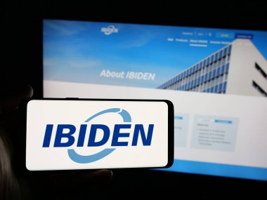 Stuttgart, Almanya - 03-12-2025: Japon elektronik şirketi Ibiden Co. Ltd. nin logosuna sahip kişi web sitesinin önünde ekranda. Telefon ekranına odaklan.