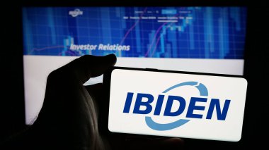 Stuttgart, Almanya - 03-12-2025: Japon elektronik şirketi Ibiden Co. Ltd. nin logosu olan cep telefonu web sayfasının önünde ekranda. Telefon ekranına odaklan.