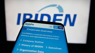 Stuttgart, Almanya - 03-12-2025: Japon elektronik şirketi Ibiden Co. Ltd. 'nun logosuna sahip cep telefonu web sitesinin önünde ekranda. Telefon ekranının sol üst kısmına odaklan.