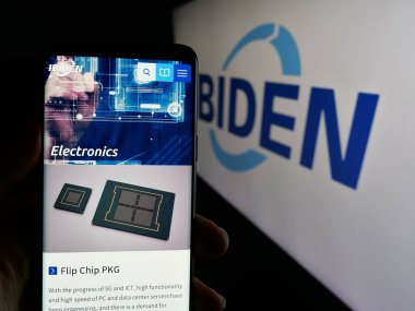 Stuttgart, Almanya - 03-12-2025: Japon elektronik şirketi Ibiden Co. Ltd. nin internet sayfası ile cep telefonu tutan kişi logonun önünde ekranda. Telefon ekranının merkezine odaklan.