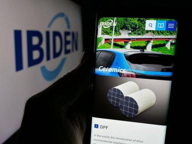 Stuttgart, Almanya - 03-12-2025: Japon elektronik şirketi Ibiden Co. Ltd. 'nin logosunun bulunduğu web sayfası ekranda. Telefon ekranının merkezine odaklan.