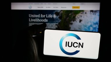 Stuttgart, Almanya - 03-12-2025: Uluslararası çevre örgütü IUCN 'nin logosunun bulunduğu cep telefonu web sayfası önünde ekranda. Telefon ekranına odaklan.