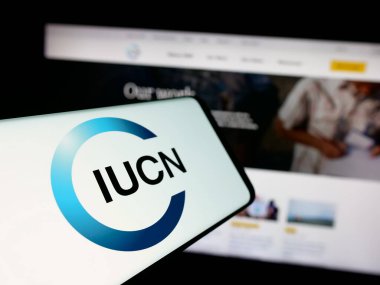 Stuttgart, Almanya - 03-12-2025: Uluslararası çevre örgütü IUCN logosuna sahip akıllı telefon web sitesi önünde ekranda. Telefon ekranının merkez soluna odaklan.
