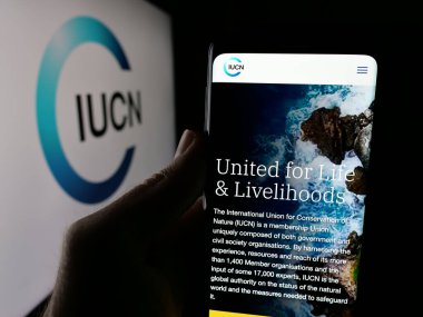 Stuttgart, Almanya - 03-12-2025: Uluslararası çevre örgütü IUCN 'nin logosu logosu olan web sitesi logosu ekranda. Telefon ekranının merkezine odaklan.