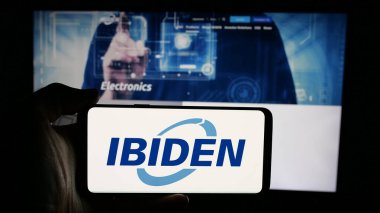 Stuttgart, Almanya - 03-12-2025: Japon elektronik şirketi Ibiden Co. Ltd. 'nun logosunu taşıyan cep telefonu web sayfası önünde ekranda. Telefon ekranına odaklan.