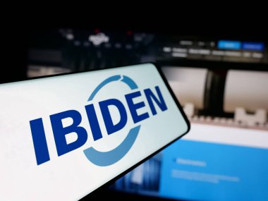 Stuttgart, Almanya - 03-12-2025: Japon elektronik şirketi Ibiden Co. Ltd. nin logolu akıllı telefon web sitesinin önünde ekranda. Telefon ekranının merkez soluna odaklan.