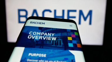 Stuttgart, Almanya - 03-13-2025: İsviçreli biyoteknoloji şirketi Bachem Holding AG 'nin logosuna sahip cep telefonu web sitesinin önünde ekranda. Telefon ekranının sol üst kısmına odaklan.
