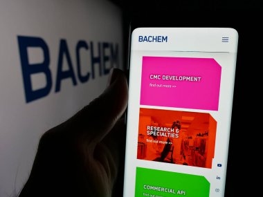 Stuttgart, Almanya - 03-13-2025: İsviçreli biyoteknoloji şirketi Bachem Holding AG 'nin logosunun bulunduğu web sayfası logonun önünde ekranda. Telefon ekranının merkezine odaklan.