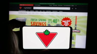 Stuttgart, Almanya - 03-13-2025: Canadian Tire Corporation Limited şirketinin logosunun bulunduğu cep telefonu web sayfası önünde ekranda. Telefon ekranına odaklan.