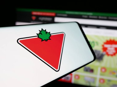 Stuttgart, Almanya - 03-13-2025: Canadian Tire Corporation Limited şirketinin logosuna sahip akıllı telefon web sitesinin önünde ekranda. Telefon ekranının merkez soluna odaklan.