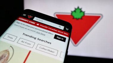 Stuttgart, Almanya - 03-13-2025: Kanada Lastik Şirketi 'nin logosu olan cep telefonu web sitesinin önünde ekranda. Telefon ekranının sol üst kısmına odaklan.