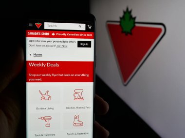 Stuttgart, Almanya - 03-13-2025: Canadian Tire Corporation Limited şirketinin internet sayfası olan kişi logonun önünde ekranda. Telefon ekranının merkezine odaklan.