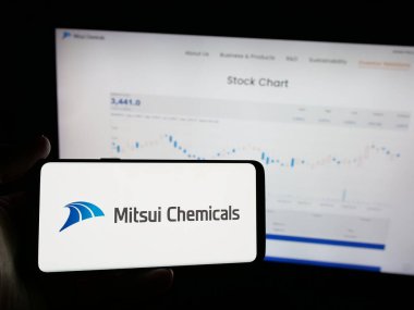 Stuttgart, Almanya - 03-13-2025: Japon Mitsui Chemicals Inc. şirketinin logosunu elinde tutan kişi web sitesinin önünde ekranda. Telefon ekranına odaklan.