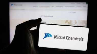 Stuttgart, Almanya - 03-13-2025: Japon Mitsui Chemicals Inc. şirketinin logosunun bulunduğu cep telefonu web sayfası önünde ekranda. Telefon ekranına odaklan.