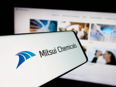 Stuttgart, Almanya - 03-13-2025: İnternet sitesinin önünde ekranda Japon Mitsui Chemicals Inc. şirketinin logosuna sahip akıllı telefon. Telefon ekranının merkez soluna odaklan.