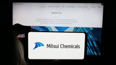 Stuttgart, Almanya - 03-13-2025: Japon şirketi Mitsui Chemicals Inc. 'in logosunun bulunduğu cep telefonu web sayfası önünde ekranda. Telefon ekranına odaklan.