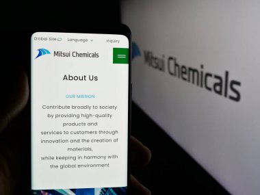 Stuttgart, Almanya - 03-13-2025: Japon Mitsui Chemicals Inc. şirketinin internet sayfası logo önünde ekranda. Telefon ekranının merkezine odaklan.