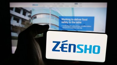 Stuttgart, Almanya - 03-13-2025: Japon restoran şirketi Zensho Co. Ltd. 'nin logosu olan cep telefonu web sayfasının önünde ekranda. Telefon ekranına odaklan.