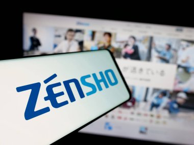 Stuttgart, Almanya - 03-13-2025: Japon restoran şirketi Zensho Co. Ltd. nin logolu akıllı telefon web sitesinin önünde ekranda. Telefon ekranının soluna odaklan.