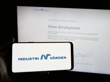 Stuttgart, Almanya - 03-13-2025: İsveçli yatırım şirketi Industrivarden AB 'nin logosunu taşıyan kişi web sitesinin önünde ekranda. Telefon ekranına odaklan.