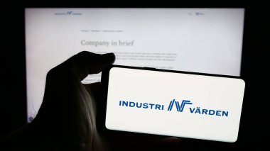 Stuttgart, Almanya - 03-13-2025: İsveçli yatırım şirketi Industrivarden AB 'nin logosunun bulunduğu cep telefonu web sayfası önünde ekranda. Telefon ekranına odaklan.