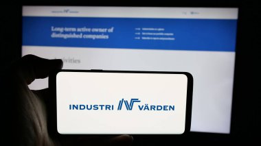 Stuttgart, Almanya - 03-13-2025: İsveçli yatırım şirketi Industrivarden AB 'nin logosunun bulunduğu cep telefonu web sayfası önünde ekranda. Telefon ekranına odaklan.