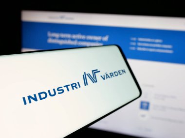 Stuttgart, Almanya - 03-13-2025: İsveçli yatırım şirketi Industrivarden AB 'nin logosuna sahip akıllı telefon web sitesinin önünde ekranda. Telefon ekranının merkez soluna odaklan.
