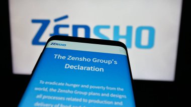 Stuttgart, Almanya - 03-13-2025: Japon restoran şirketi Zensho Co. Ltd. 'nun logosu olan cep telefonu web sitesinin önünde ekranda. Telefon ekranının sol üst kısmına odaklan.
