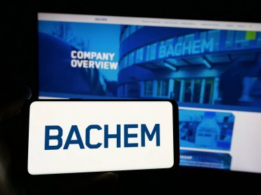 Stuttgart, Almanya - 03-13-2025: İsviçreli biyoteknoloji şirketi Bachem Holding AG 'nin logosunun bulunduğu akıllı telefon web sitesi önünde ekranda. Telefon ekranına odaklan.