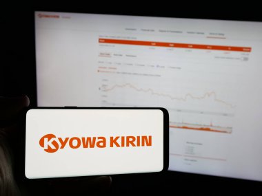 Stuttgart, Almanya - 03-14-2025: Japon biyoteknoloji şirketi Kyowa Kirin Co. Ltd. nin logosuna sahip kişi web sitesinin önünde ekranda. Telefon ekranına odaklan.