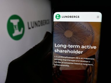 Stuttgart, Almanya - 03-14-2025: Logonun önünde L E Lundbergforetagen AB (Lundbergs) şirketinin logosunun bulunduğu web sayfası bulunuyor. Telefon ekranının merkezine odaklan.