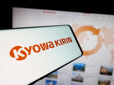Stuttgart, Almanya - 03-14-2025: Japon biyoteknoloji şirketi Kyowa Kirin Co. Ltd. nin logolu akıllı telefon web sitesinin önünde ekranda. Telefon ekranının merkez soluna odaklan.