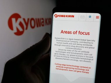 Stuttgart, Almanya - 03-14-2025: Japon biyoteknoloji şirketi Kyowa Kirin Co. Ltd. 'nin logosunun bulunduğu web sayfası ekranda. Telefon ekranının merkezine odaklan.