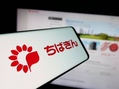 Stuttgart, Almanya - 03-14-2025: Japon finans şirketi Chiba Bank Ltd. 'nin logolu akıllı telefon web sitesinin önünde ekranda. Telefon ekranının merkez soluna odaklan.