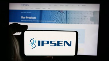 Stuttgart, Almanya - 03-14-2025: Fransız biyofarmasötik şirketi Ipsen S.A. 'nın logosunun bulunduğu cep telefonu web sayfası önünde ekranda. Telefon ekranına odaklan.